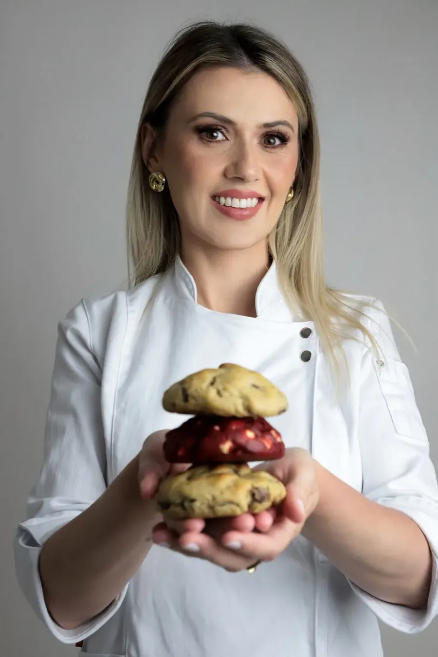 Denise segurando cookies